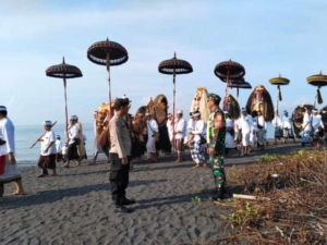 Babinsa Sidan Bersinergi Amankan Prosesi Melasti 2.000 Krama ke Pantai Siyut