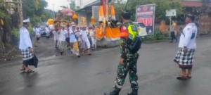 Babinsa 1623-08/Kubu bersama Pecalang amankan kegiatan upacara Melasti