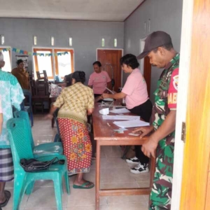 Babinsa Oemasi Pantau Pemeriksaan Kesehatan Gratis Warga Desa
