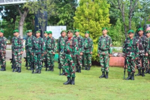 Dandim 1601/Sumba Timur Pimpin Upacara Bendera 17-an di Lapangan Apel Kodim
