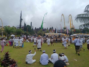 Babinsa 1623-03/Rendang Bersinergi dalam Pengamanan Upacara Tawur Tabuh Gentuh di Pura Besakih