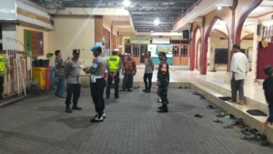 Gema Takbir di Bedulu, Babinsa Hadir Jaga Kekhusyukan Malam Kemenangan
