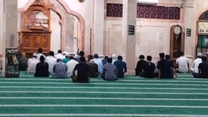 Babinsa Gianyar Amankan Malam Takbiran di Masjid Agung Al-A’la, Ibadah Berlangsung Khidmat