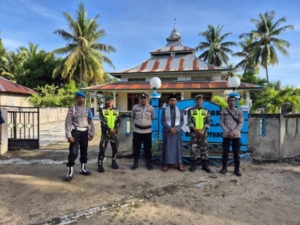 Sinergi Babinsa dan Bhabinkamtibmas Amankan Sholat Idul Fitri di Wuakerong, Berjalan Aman dan Khidmat