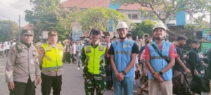 Sejak Fajar, Babinsa Batubulan Siaga Kawal Sholat Idulfitri di Lapangan Cipta Darma