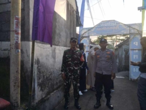 Kumandang Takbir di Keramas, Babinsa dan Bhabinkamtibmas Kawal Sholat Idulfitri Berlangsung Khidmat