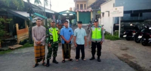 Sinergi Babinsa dan Bhabinkamtibmas Jaga Kekhusyukan Sholat Ied di Mushola BTN ABRI