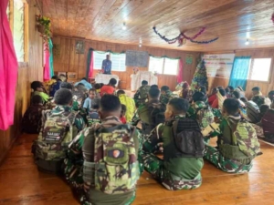 *Ibadah Minggu Jadi Jembatan Hati Satgas Yonif 743/PSY Bersama Masyarakat Papua*