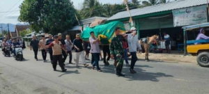 Hadir di Tengah Duka, Babinsa Koramil 1607-04/Alas Bantu Pengantaran Jenazah Warga