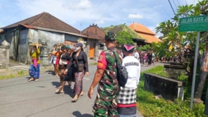 Upacara Pengabenan Di Desa Jumpai. Di jaga Aparat Gabungan