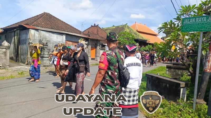 Upacara Pengabenan Di Desa Jumpai. Di jaga Aparat Gabungan