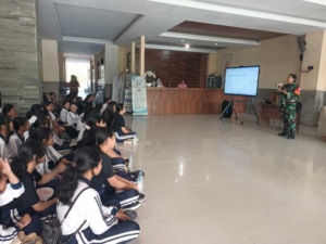 Tanamkan Nilai Kebinekaan Sejak Dini, Danramil Tabanan Berikan Pembekalan Karakter kepada Siswa SMK Bintang Persada