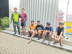 ‎Menyapa Malam, Koramil Ropang Tegaskan Komitmen Jaga Keamanan