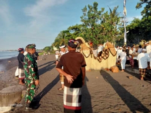 Aparat TNI Polri Dan Pecalang di Desa Pilat Bersinergi Gelar Pengamanan Upacara Keagamaan