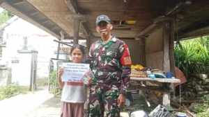 Babinsa Koramil Nusa Penida Serahkan Dana Pendidikan Yayasan Satu Hati Di Desa Klumpu