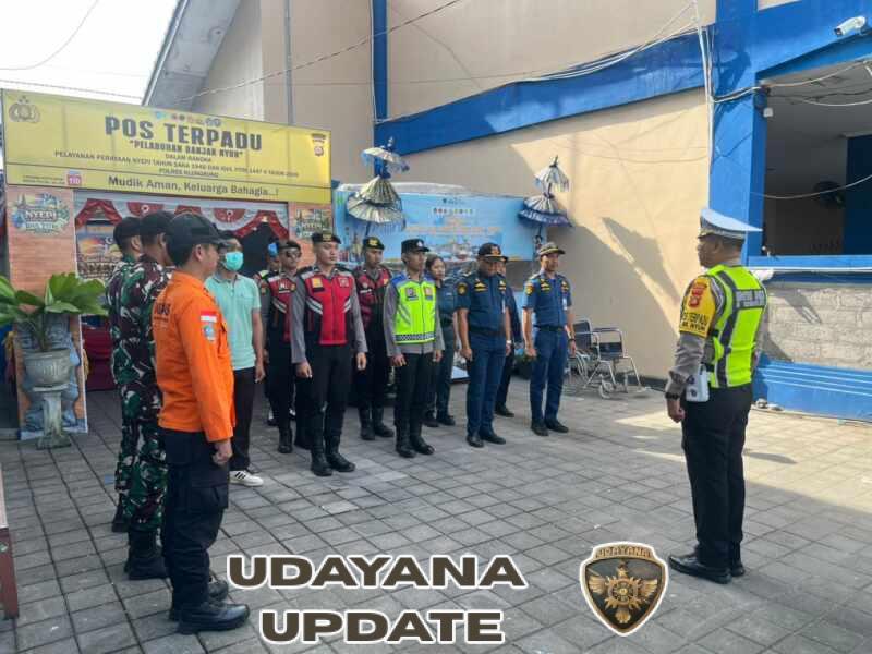 Jaga Kondusifitas Wilayah, Aparat Gabungan Berjaga Di Posko Terpadu Angkutan Laut Di Pelabuhan Banjar Nyuh Nusa Penida