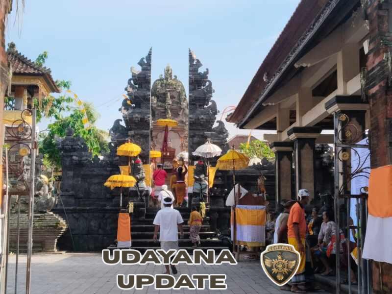 Jaga Kekhidmatan Pujawali, Serka I Komang Yudiartana Bersama Pecalang Amankan Pura Dalem Samprangan