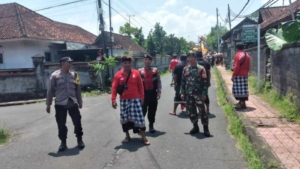 Tengah Suasana Duka, Sertu I Made Sukajaya Bersama Aparat Kawal Prosesi Ngaben di Banjar Triwangsa
