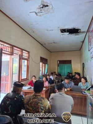 Babinsa 1623-01/Karangasem Dukung Persiapan Upacara Piodalan di Desa Seraya Timur