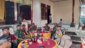 Jalin Komunikasi Sosial dengan Warga, Anggota Koramil 1623-04/Sidemen Hadiri Upacara Pawiwahan