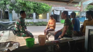 Babinsa Kandai Satu Aktif Komsos, Ajak Warga Jaga Ketertiban Lingkungan