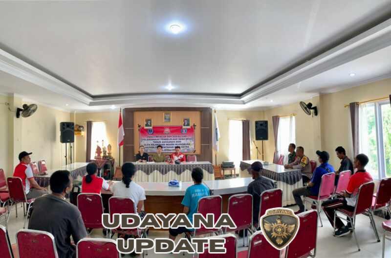 Babinsa Koramil Klungkung Dampingi Penyaluran BLT-DD Bulan Maret 2026 Di Desa Satra