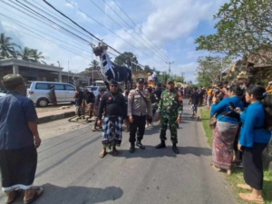 Kawal Upacara Pengabenan, Babinsa Bungbungan Hadir Berkontribusi Dan Bermanfaat