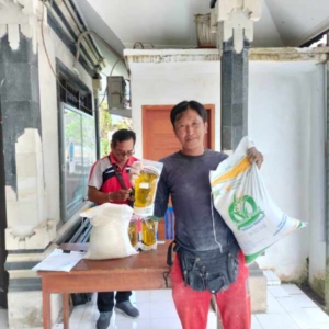 Babinsa 1623-04/Sidemen Pastikan Penyaluran Beras CPP Berjalan Lancar