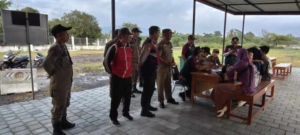 Sinergi TNI-Polri dan Pemkab Buleleng: Babinsa Celukanbawang Pantau Arus Balik di Dermaga III