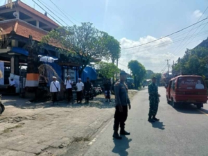 Babinsa Samplangan Kawal Kunjungan Wakil Bupati Gianyar saat Penyineban Pujawali di Pura Dalem