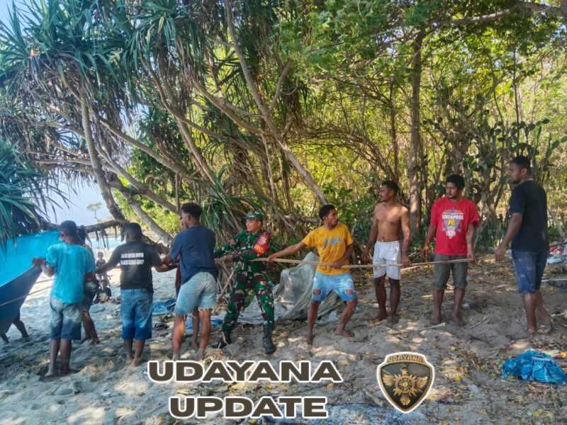 Babinsa Nagawutung Tunjukkan Kepedulian, Bantu Nelayan Evakuasi Perahu Rusak