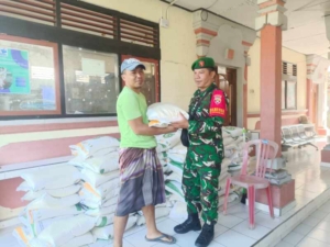 Babinsa 1623-07/Bebandem Pastikan Bantuan Cadangan Pangan Pemerintah Daerah Tepat Sasaran