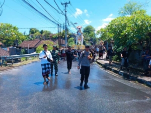 Babinsa Lebih Bersama Pecalang Kawal Prosesi Pelebon Tokoh Puri, Upacara Berlangsung Khidmat dan Lancar