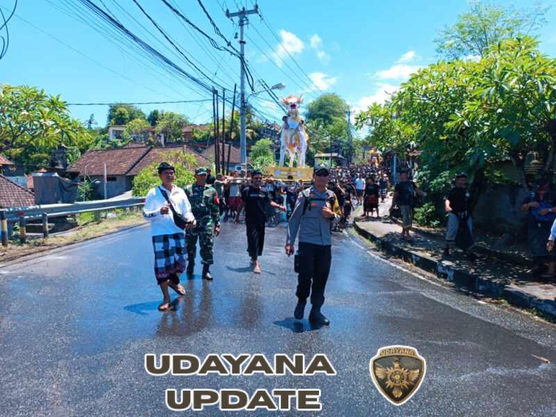 Babinsa Lebih Bersama Pecalang Kawal Prosesi Pelebon Tokoh Puri, Upacara Berlangsung Khidmat dan Lancar
