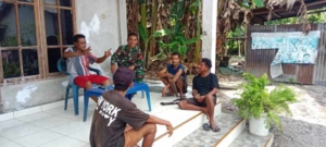 Babinsa Koramil 1603-02/Talibura Laksanakan Komsos di Kecamatan Talibura