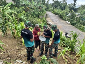 ‎Terang Menghias Gelap Pun Lepas, Satgas Pamtas Yonarhanud 2 Kostrad Perbaiki Lampu di Desa Sunsea