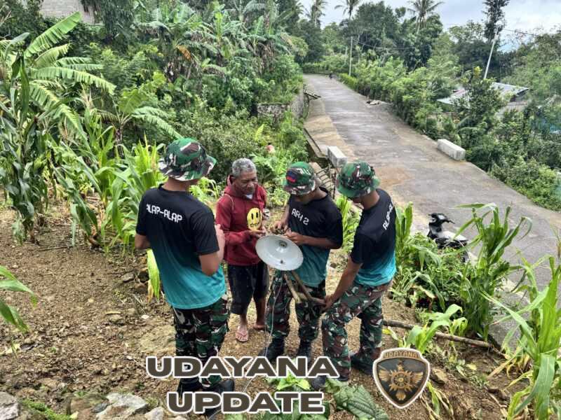 ‎Terang Menghias Gelap Pun Lepas, Satgas Pamtas Yonarhanud 2 Kostrad Perbaiki Lampu di Desa Sunsea