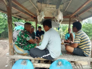 Babinsa Sambelia Komsos Bersama Tokoh Pemuda, Ajak Warga Tingkatkan Iman dan Jaga Kamtibmas Selama Ramadhan