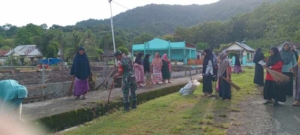Babinsa Koramil 1628-02/Sekongkang Gotong Royong Bersama Warga  Sambut Safari Ramadan