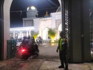 Babinsa Koramil Rasanae Amankan Masjid Agung Almuwahidin Kota Bima