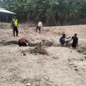 Babinsa Merapikan Lubang Cakar Ayam di Oematamboli