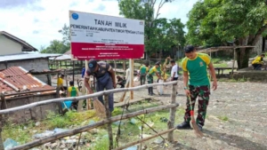 ‎Pasar Ditata Senyum Merata, Makosatgas Pamtas Yonarhanud 2 Kostrad Adakan Karya Bakti Di Pasar Sallu