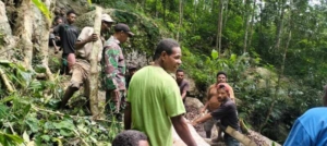 Babinsa Talwai dan Warga Gotong Royong Siapkan Pembangunan Pasar Desa