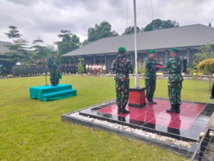 Kasdim 1608/Bima Pimpin Upacara Bendera Awal Bulan di Lapangan Makodim