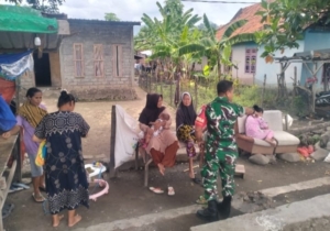 Babinsa Desa Kiwu Ingatkan Bahaya Sampah dan Saluran Air Tersumbat