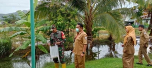 Sertu Sefty Candra Irawan Kawal Pemberian Obat Jentik Nyamuk di Kelurahan Bugis