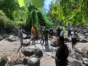 Babinsa Koramil 1624-06/Wulanggitang Sigap Pantau Dampak Banjir di Wilayah Binaan