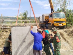 Aliran Air Terjamin, Gorong-gorong Sambung Talud Siap Pasang di Bawah Jembatan Tolouwi