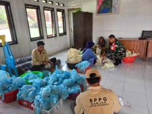 TNI Hadir di Tengah Masyarakat, Babinsa Taliwang Dampingi Kegiatan Makan Bergizi Gratis di Batu Putih