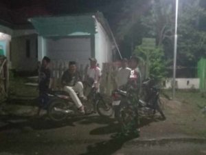 Pererat Silaturahmi, Babinsa Serakapi Kongkow Bersama Warga Saat Patroli Malam